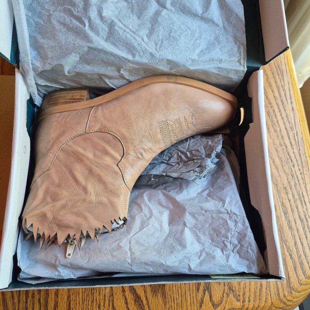 NIB BED STU ROAN Diabolical Leather Ankle Bootie Bone Size 7.5